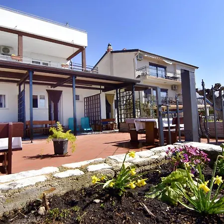 Cozy Beachside Retreat Апартаменты *