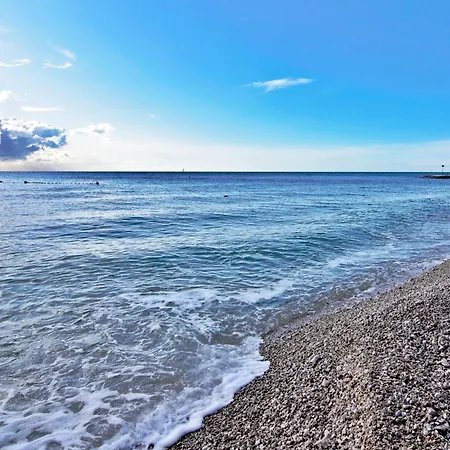 Апартаменты Cozy Beachside Retreat *